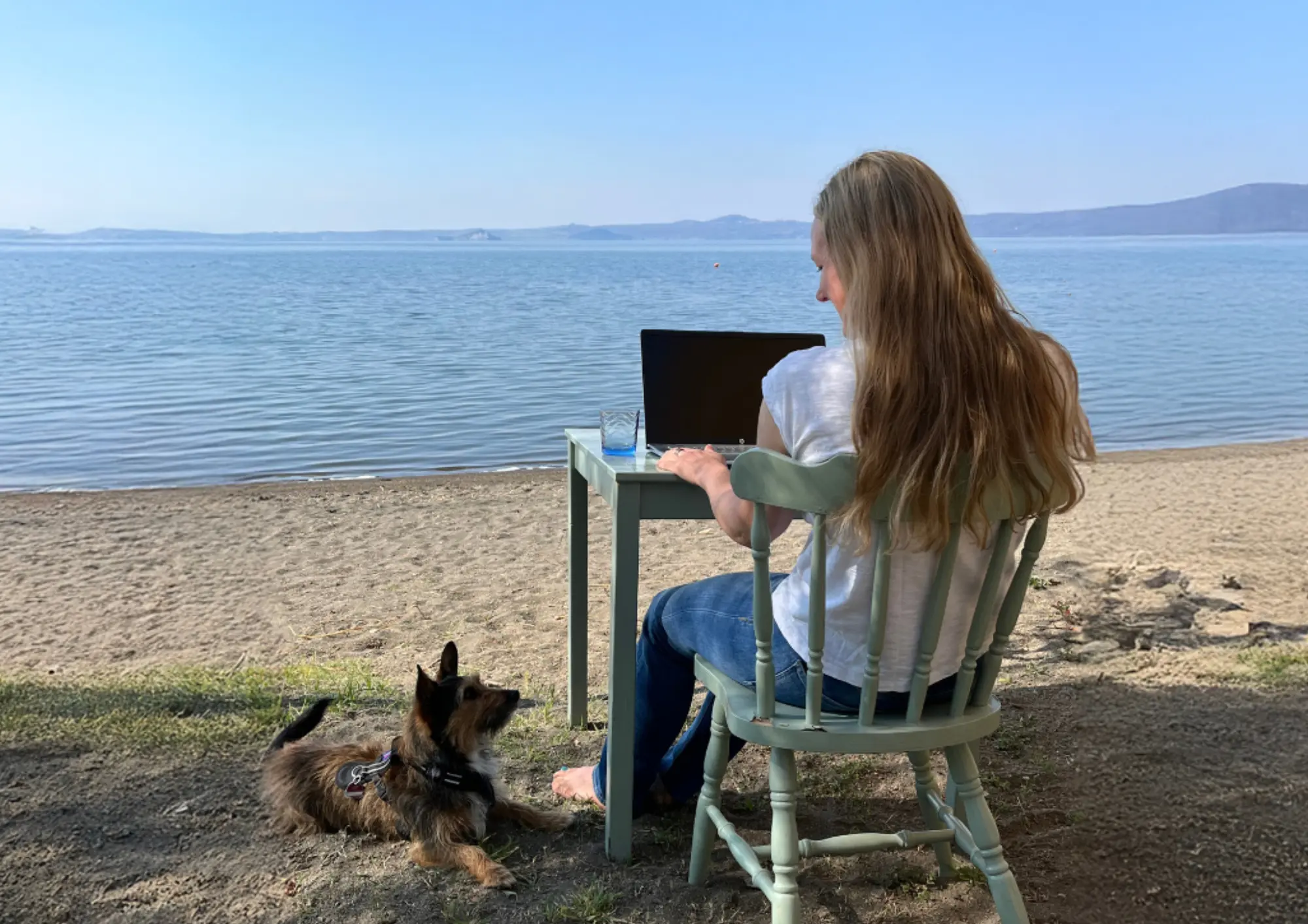 Foto von Elke Heinemann am See mit Hund