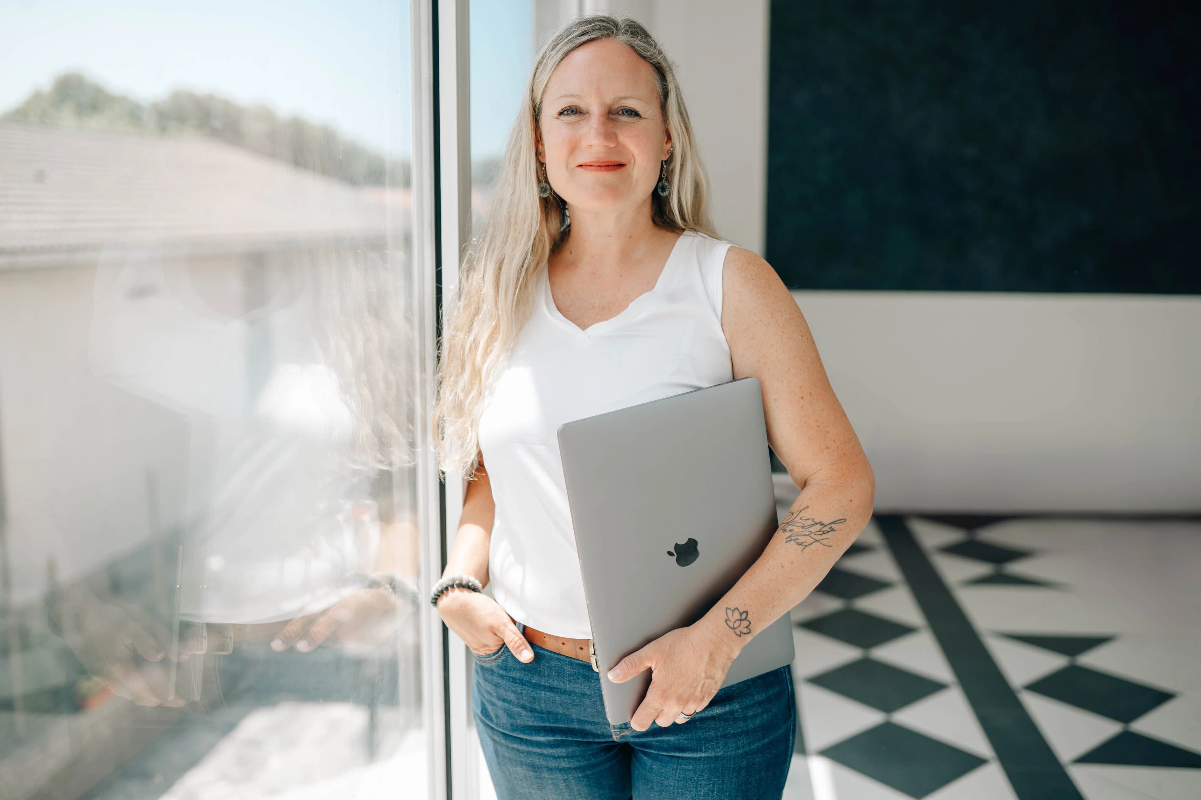 Foto von Elke Heinemann mit Laptop